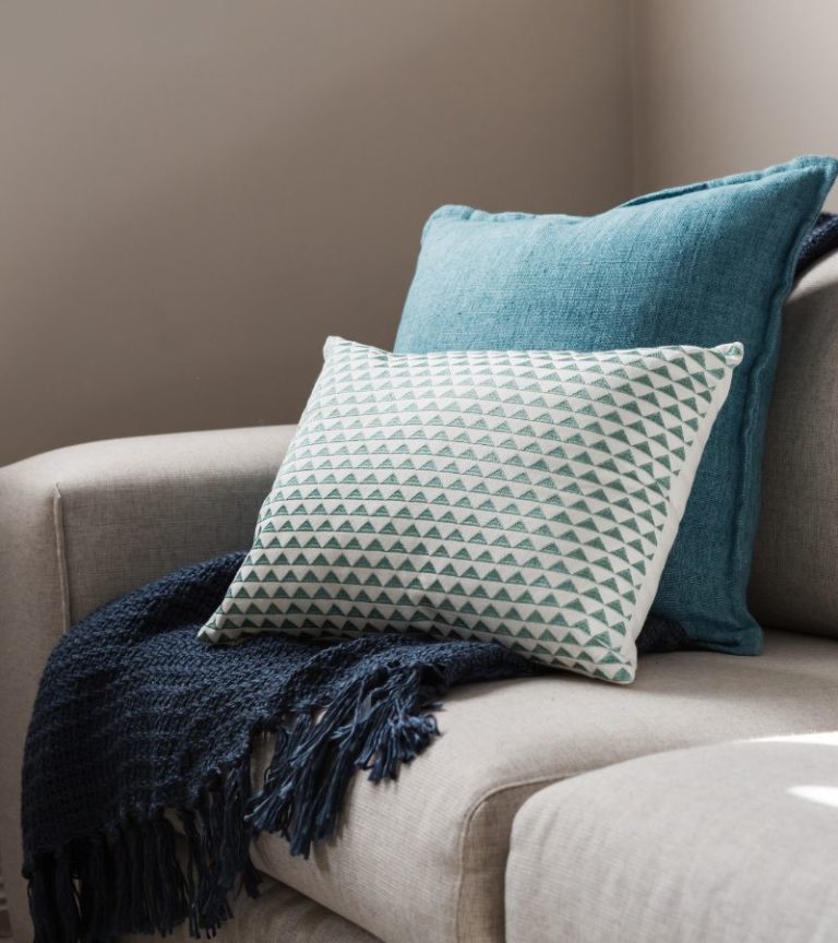 Reasons Why Throw Pillows and Blankets Are So Popular