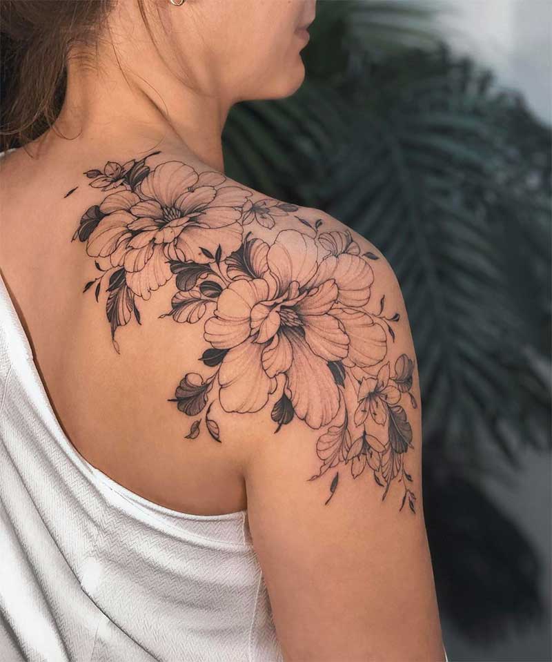 a women with flower shoulder tattoos