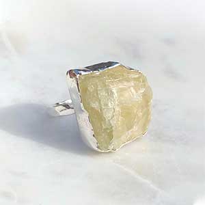 Hiddenite rock ring set