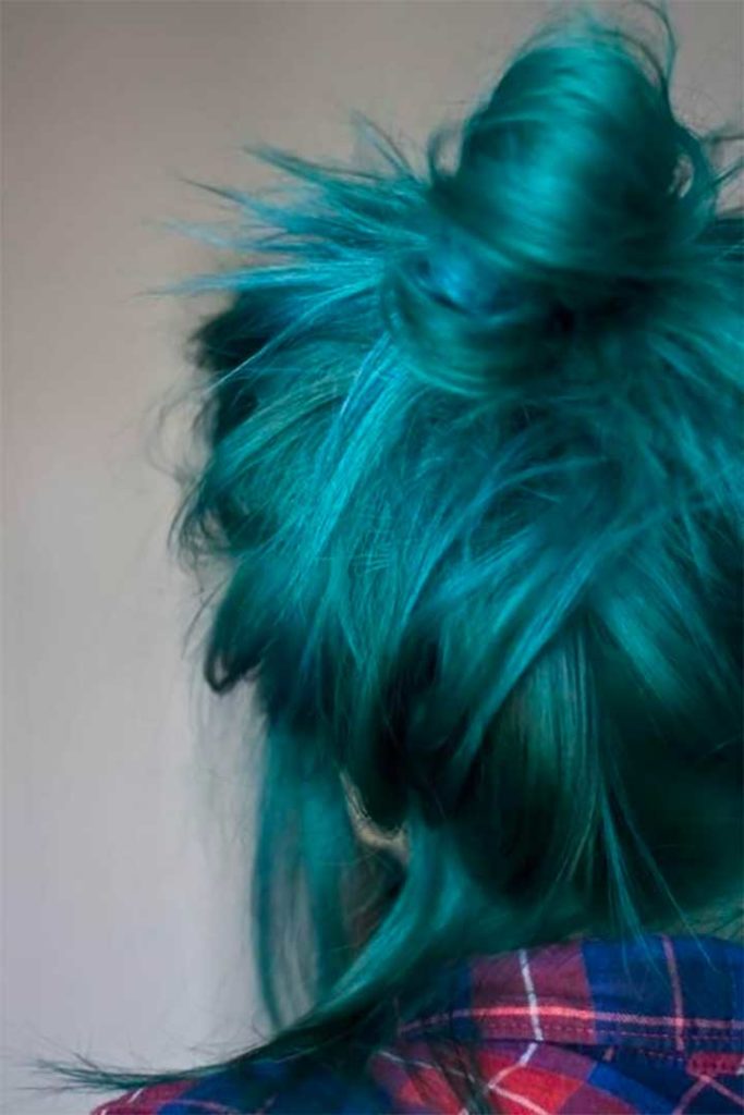 What colors go with turquoise hair?